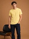 King Essentials The Steve T-shirt Ljusgul Model / Voorkant