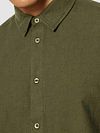 KnowledgeCotton Apparel Camisa Forrest Night Model / Detail