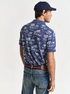 Koszulka polo Gant z nadrukiem palm w kolorze Dusty Navy Model / Achterkant