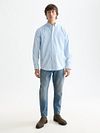 Scotch and Soda Core Oxford Hemd Lichtblauw Model / Voorkant