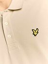 Lyle and Scott gładka koszulka polo w kolorze Grey Taupe Model / Detail