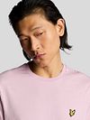 Lyle och Scott T-shirt i ljusrosa Model / Detail