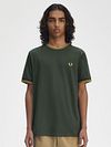 Fred Perry T-shirt Donkergroen Y22 Model / Voorkant