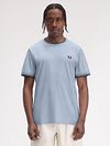Fred Perry M1588 Twin Tipped T-shirt Licht blauw Model / Voorkant