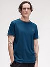 Fred Perry Two Stripe T-shirt i Petrol Model / Voorkant