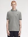Fred Perry Polo Tipped M3600 Grijs 88C Model / Voorkant