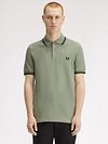 Fred Perry Polo Twin Tipped M3600 Green S23 Model / Voorkant