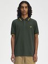 Fred Perry Polo M3600 Donkergroen Y22 Model / Voorkant