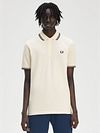 Fred Perry Polo M3600 Ecru Y24 Model / Voorkant