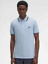 Fred Perry Polo Twin Tipped M3600 Blauw Y69 Model / Voorkant