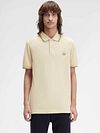 Fred Perry Polo Twin Tipped M3600 Beige Model / Voorkant