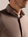 Suitable Herringbone Camisa Elegante Taupe Model / Detail