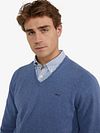 Sweter McGregor z wełną merynosów, z dekoltem w serek, w kolorze niebieskim Model / Detail