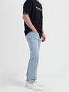 MUD Jeans Denim Bryce Lichtblauw Model / Zijkant