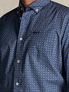 Koszula NZA Kylan Poplin Print w kolorze niebieskim Model / Detail