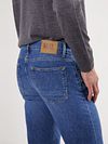 MUD Jeans Denim Regular Bryce w kolorze indygo niebieskim Model / Detail