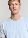 No Excess T-Shirt con textura azul claro Model / Voorkant