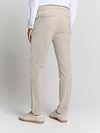 Chino No Excess 4-Way Stretch Sedoc Stone Model / Achterkant