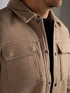 Overshirt Suitable z domieszką wełny w kolorze beżowym Model / Detail