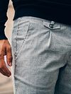 Suitable Chino Pico Pleat Flanel Print Grey Model / Sfeerbeeld with Bram