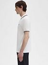 Polo Fred Perry M3600 en blanco roto T60 Model / Zijkant