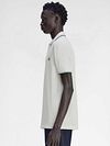 Polo Fred Perry Twin Tipped M3600 Bianco Z52 Model / Zijkant