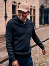 Suitable Pullover Riva Knit Navy Model / Sfeerbeeld with Bram