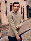 Suitable Pullover Riva Knit Taupe Model / Sfeerbeeld with Bram