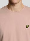 Lyle and Scott T-skjorte Honeycomb Rosa Model / Achterkant