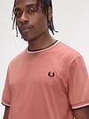 Fred Perry M1588 Twin Tipped T-Shirt Różowy Model / Zijkant
