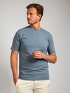 Suitable Respect T-shirt Jim Blauw Model / Voorkant met Stefan