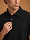 King Essentials The James Poloshirt Schwarz Model / Voorkant