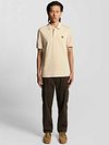 Lyle og Scott Polo i Enkel Grå Beige Model / Voorkant