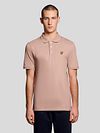 Lyle and Scott Poloshirt Grapefruit Rosa Model / Voorkant