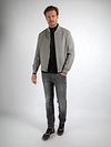 Suitable Bomberjacke Flanell Grau Model / Voorkant mit Stefan