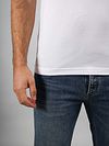 Suitable Vibamboru T-Shirt de cuello en V profundo blanco (pack de 2) Model / Detail