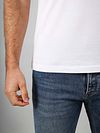 Suitable Vitasu T-Shirt de cuello en V blanco pack de 2 Model / Detail