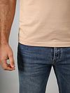 Suitable Vitaru Camiseta interior invisible con escote en V profundo (pack de 6) Model / Detail
