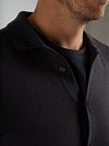 Suitable Cardigan Shirt Merino antracite Model / Detail