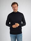 Suitable Pullover Cooldry Knit Turtleneck Navy Model / Voorkant with Stefan
