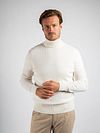 Suitable Rollkragenpullover Rib Merino Off White Model / Voorkant mit Stefan