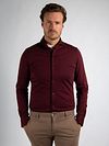 Suitable Sorona skjorte i vinrød Model / Voorkant med Stefan