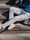 Suitable Chino Philo Flex jasnoniebieskie Model / Sfeerbeeld