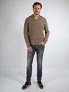 Sweter Suitable Riva Knit w kolorze taupe Model / Voorkant