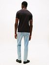 T-Shirt con logo de Tommy Hilfiger en negro Model / Achterkant