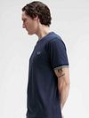 T-shirt Fred Perry Twin Tipped w kolorze granatowym Z47 Model / Zijkant