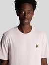 T-Shirt Lyle and Scott Heather w jasnoróżowym kolorze Model / Detail