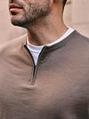 Sweter Suitable Crew Zip Merino w kolorze taupe Model / Sfeerbeeld