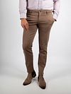Suitable Chino Philo Flex Taupe Model / Voorkant with Stefan