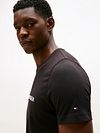 T-Shirt con logo de Tommy Hilfiger en negro Model / Detail